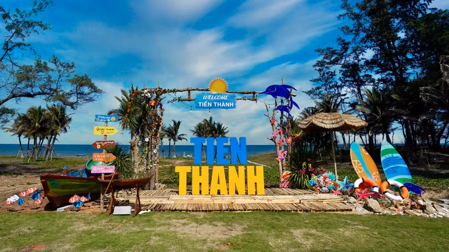 Điểm check-in “Cổng chào miền nhiệt đới” tại phường Tiến Thành.