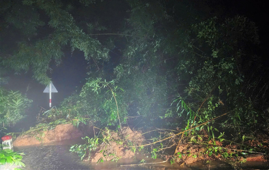 Đèo Gia Bắc sạt lở khiến giao thông tê liệt cả hai đầu.