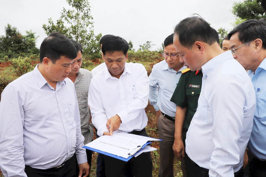 En representant för Quang Truc kommuns folkkommitté rapporterade en översikt över det planerade området för att bygga en internatskola på flera nivåer till ledarna för Lam Dongs provinsiella partikommitté. 4-638913931024654974.jpg