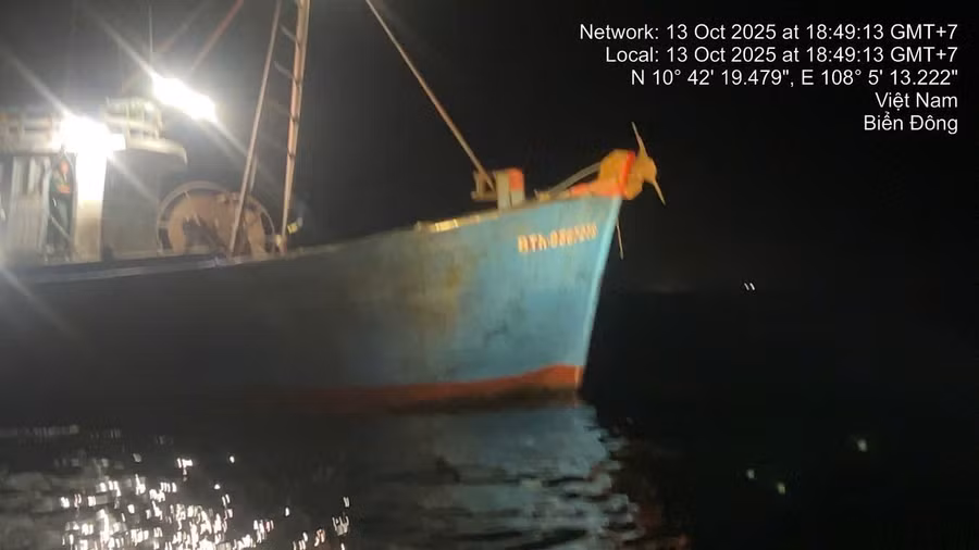 Tàu giã cào bay vi phạm bị bắt giữ