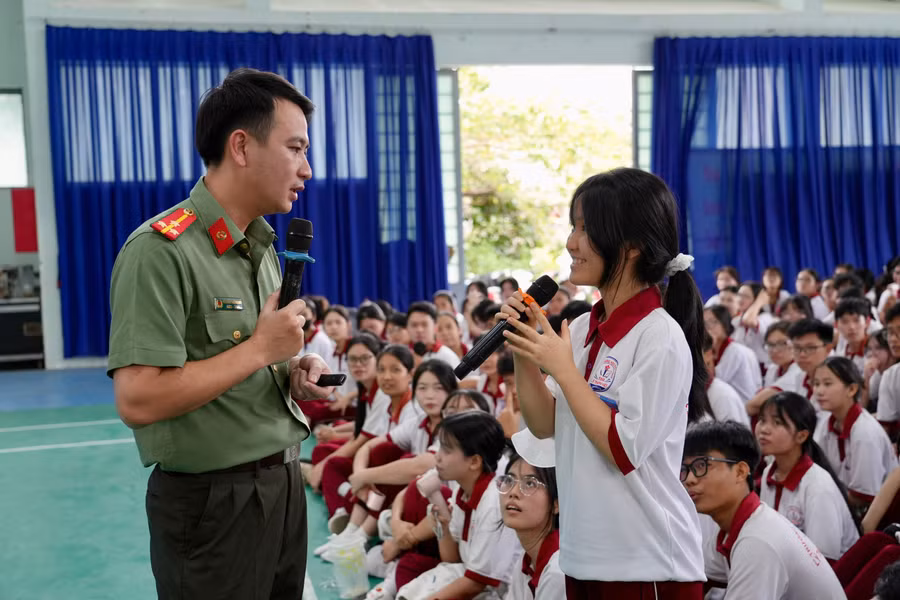 Báo cáo viên chia sẻ cùng học sinh về các thủ đoạn lừa đảo trực tuyến.