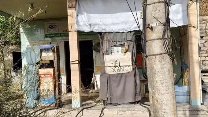 Các trạm kinh doanh xăng dầu tại đảo Phú Quý thông báo hết xăng.