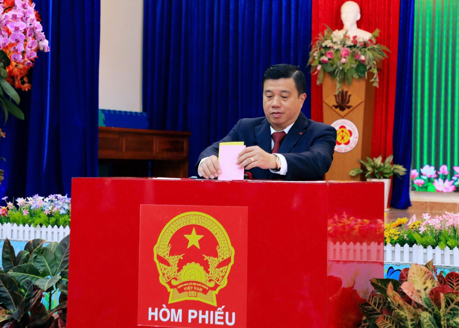 Bí thư Tỉnh ủy, Trưởng đoàn ĐBQH tỉnh Lâm Đồng khóa XV Y Thanh Hà Niê Kđăm bỏ phiếu tại khu vực bỏ phiếu số 21, phường Xuân Hương - Đà Lạt. Ảnh: Lê Phước