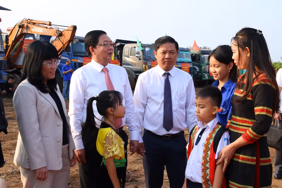 Phó Thủ tướng Hồ Quốc Dũng dự Lễ khởi công, động thổ Trường phổ thông DTNT liên cấp tại xã Ea Bung (Đắk Lắk). 