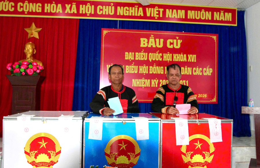 Cử tri là đồng bào dân tộc thiểu số tại xã Trung Khánh Vĩnh, tỉnh Khánh Hòa tham gia bỏ phiếu.