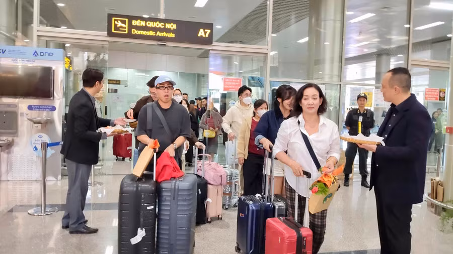 Du khách đến Đà Lạt qua sân bay Liên Khương.