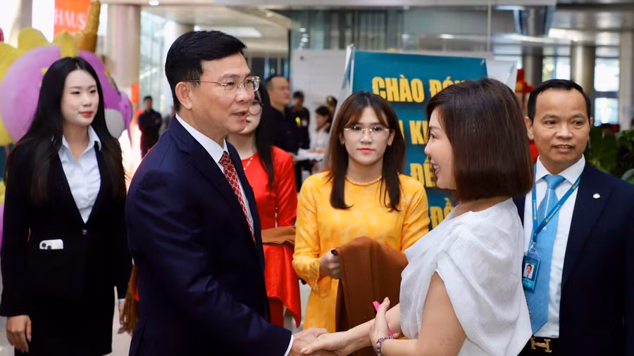 Chủ tịch UBND tỉnh Lâm Đồng Hồ Văn Mười chào đón những vị khách đầu tiên đến địa phương đầu năm 2026.