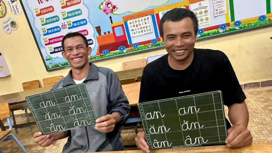 Đồng bào Churu tham gia lớp học xóa mù chữ.