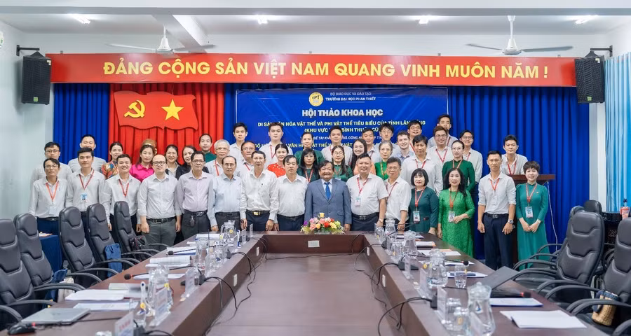 Các đại biểu tham gia hội thảo khoa học “Di sản văn hóa vật thể và phi vật thể tiêu biểu của tỉnh Lâm Đồng (khu vực tỉnh Bình Thuận cũ)”.