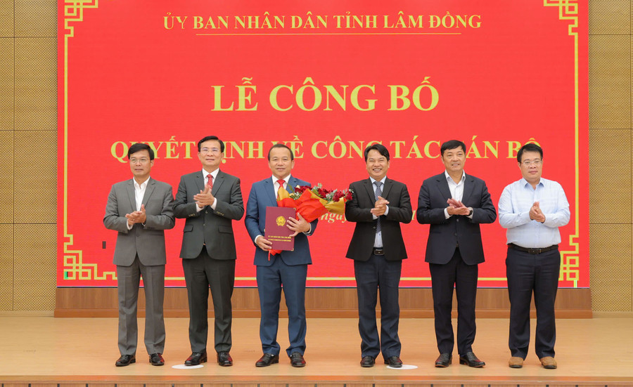 Chủ tịch UBND tỉnh Lâm Đồng Hồ Văn Mười trao quyết định điều động, bổ nhiệm lãnh đạo chủ chốt.
