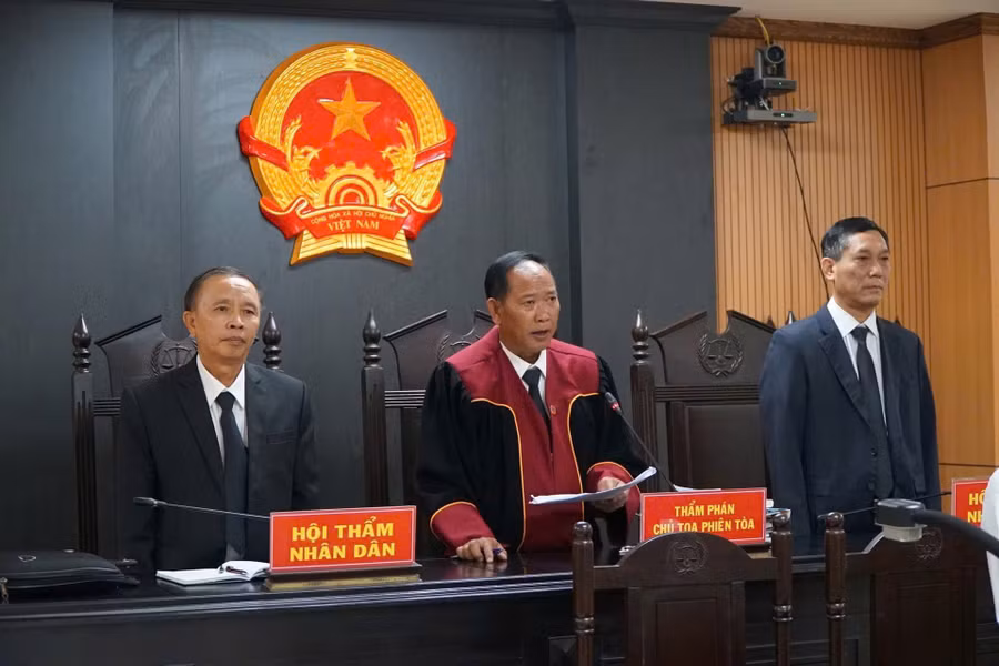 Nguyễn Đình Thắng bị Tòa án Nhân dân tỉnh Đắk Lắk tuyên 11 năm tù vì tội khủng bố.