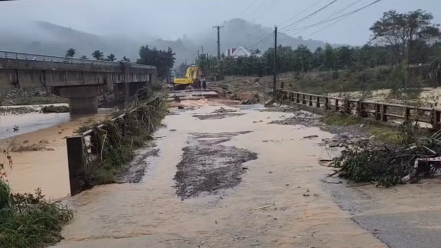 Cầu tại xã Yang Mao, tỉnh Đắk Lắk bị lũ cuốn gây chia cắt giao thông.