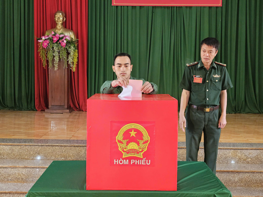 Cử tri bỏ phiếu tại Tiểu đoàn Huấn luyện - Cơ động 1, xã Thuận Hạnh, tỉnh Lâm Đồng.