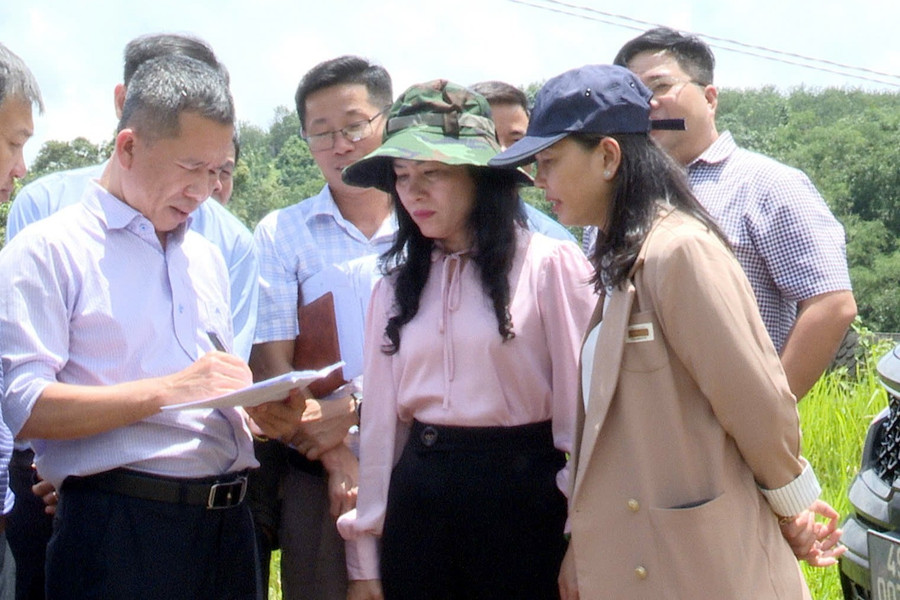 Giám đốc Sở Giáo dục và Đào tạo tỉnh Lâm Đồng Lê Thị Bích Liên kiểm tra tại xã biên giới Tuy Đức. 1-638896296007526225.jpg