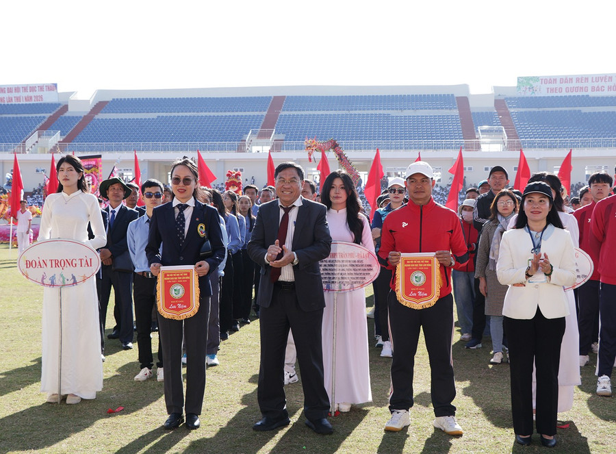 Phó Chủ tịch UBND tỉnh Võ Ngọc Hiệp tặng cờ cho các đội tham gia thi đấu tại Đại hội TDTT Ngành Giáo dục tỉnh Lâm Đồng lần I năm 2026.