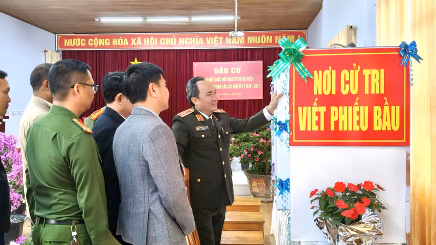 Thiếu tướng Trương Minh Đương, Giám đốc Công an tỉnh kiểm tra các điểm bầu cử tại xã Lạc Dương.