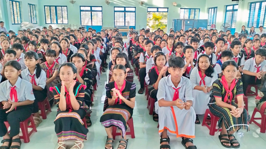 Các trường có điều kiện thuận lợi sẽ giúp đỡ các trường còn khó khăn.