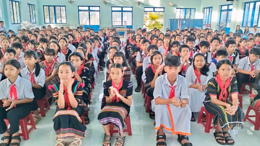 Các trường có điều kiện thuận lợi sẽ giúp đỡ các trường còn khó khăn.