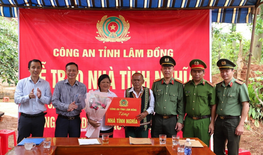 Công an tỉnh Lâm Đồng bàn giao những căn nhà đầu tiên trong đợt 2 triển khai công tác xóa nhà tạm.