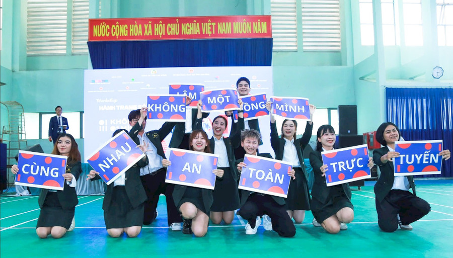 Học sinh hưởng ứng chương trình "Không một mình – Cùng nhau an toàn trực tuyến".