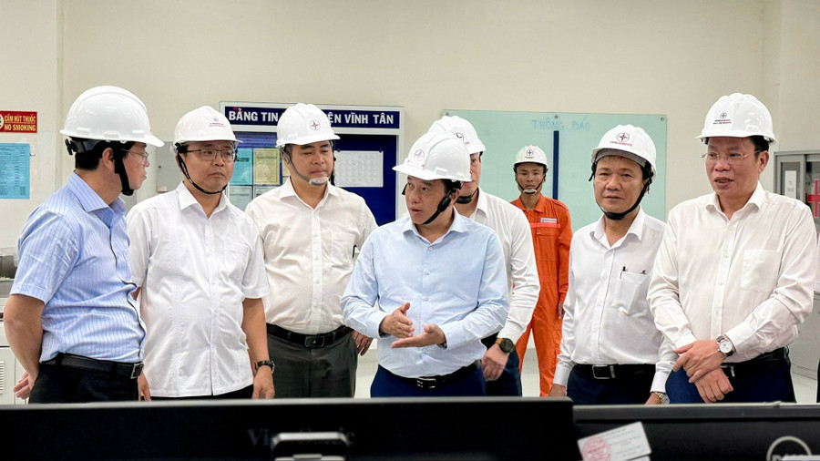 Bí thư Tỉnh ủy Lâm Đồng Y Thanh Hà Niê Kđăm cùng đoàn công tác đến thăm, chúc Tết cán bộ, công nhân viên Trung tâm Điện lực Vĩnh Tân.