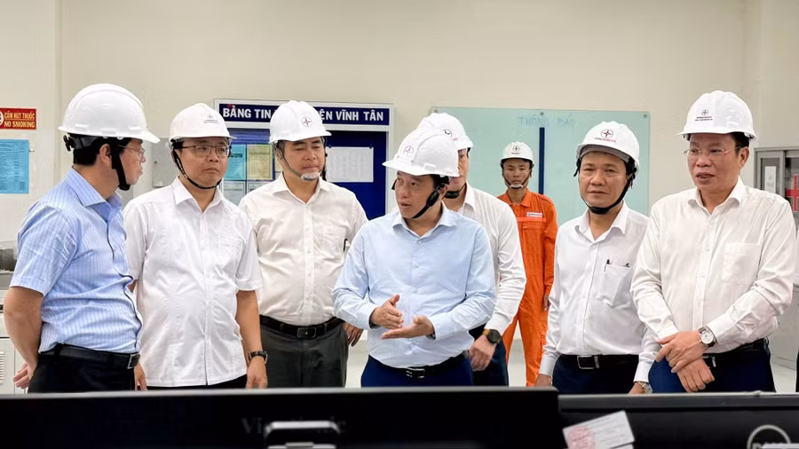 Bí thư Tỉnh ủy Lâm Đồng Y Thanh Hà Niê Kđăm cùng đoàn công tác đến thăm, chúc Tết cán bộ, công nhân viên Trung tâm Điện lực Vĩnh Tân.