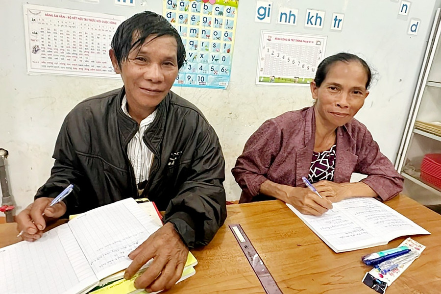 Vợ chồng bà H’Phon và ông Y Ven tham gia lớp xóa mù chữ. a1-mu-chujpeg.png