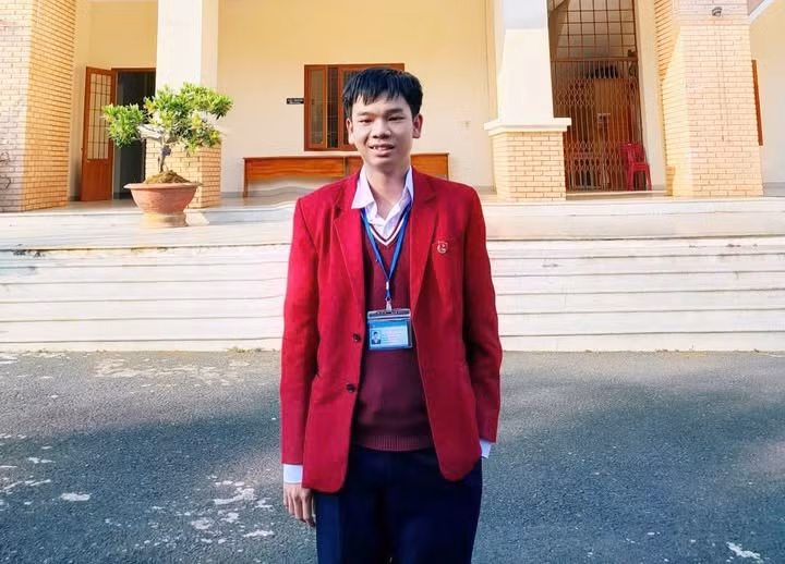 Em Đặng Huy Hậu - học sinh lớp 11, Trường THPT chuyên Thăng Long, tỉnh Lâm Đồng. (Ảnh: KN)