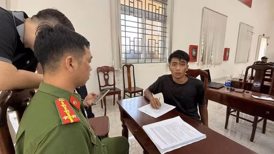 Bị can Y Gin Ta Byă tại cơ quan công an.