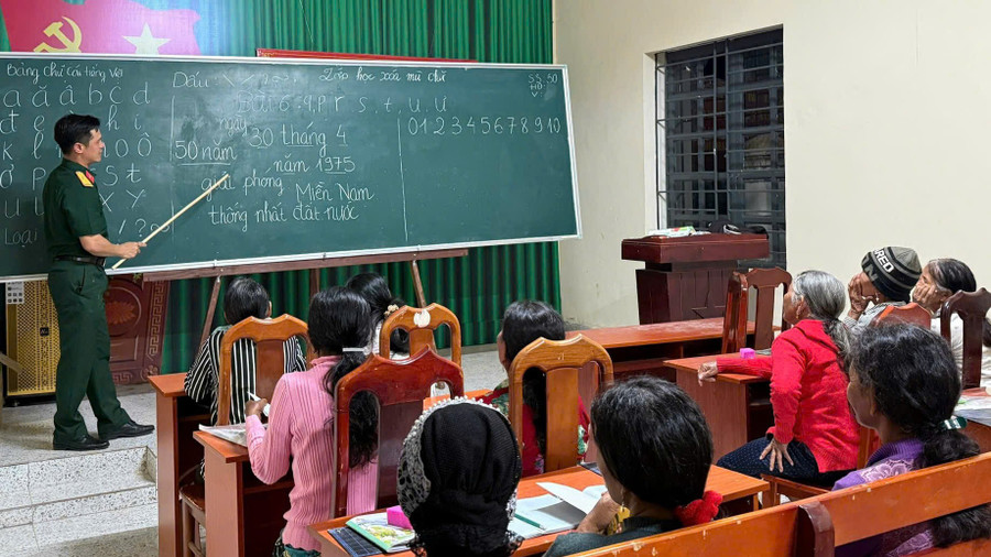 Lớp dạy tiếng phổ thông kết hợp xóa mù chữ cho người lớn của Đoàn Kinh tế Quốc phòng Lâm Đồng tại xã Đam Rông 4.