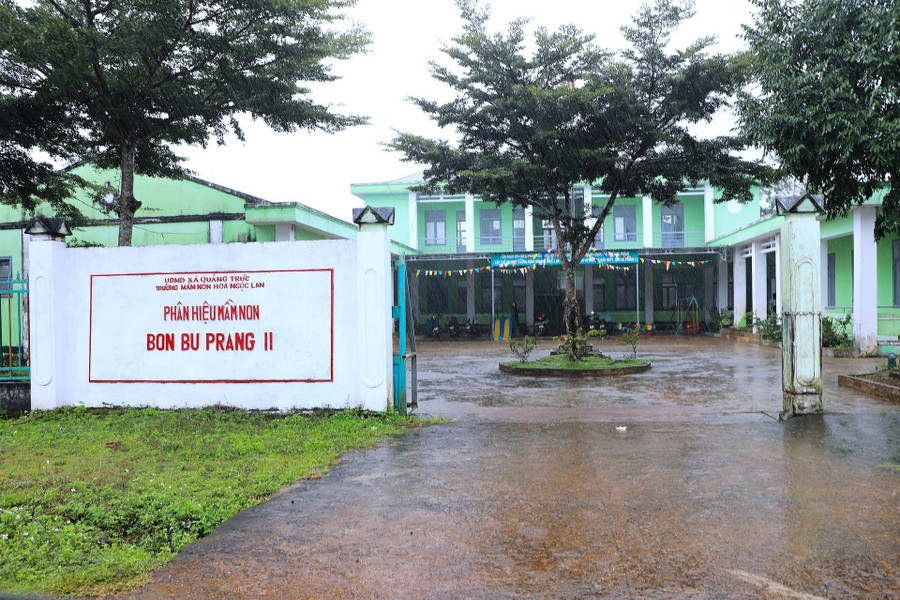 Trường học xây dựng tại khu vực biên giới giúp con em các dân tộc được đến trường đầy đủ. a3-352a2914.jpg