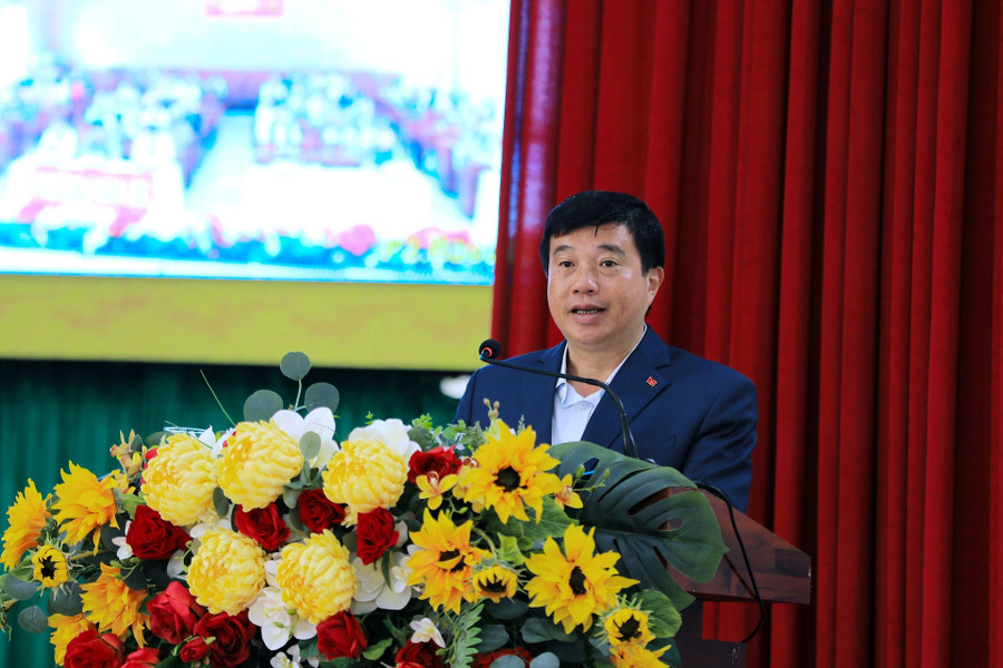 Bí thư Tỉnh ủy Lâm Đồng Y Thanh Hà Niê Kđăm trình bày chương trình hành động tại buổi tiếp xúc cử tri.