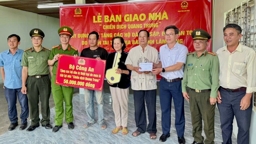 Công an tỉnh Lâm Đồng bàn giao nhà cho người dân.