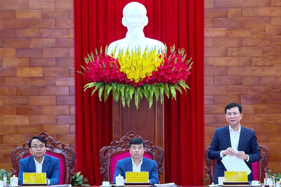 Các đồng chí chủ trì Hội nghị Ban Chấp hành Đảng bộ tỉnh Lâm Đồng.