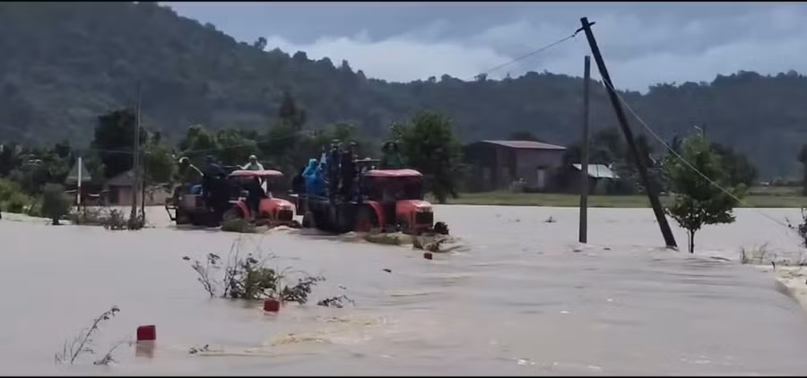 Người dân di dời khỏi vùng ngập.