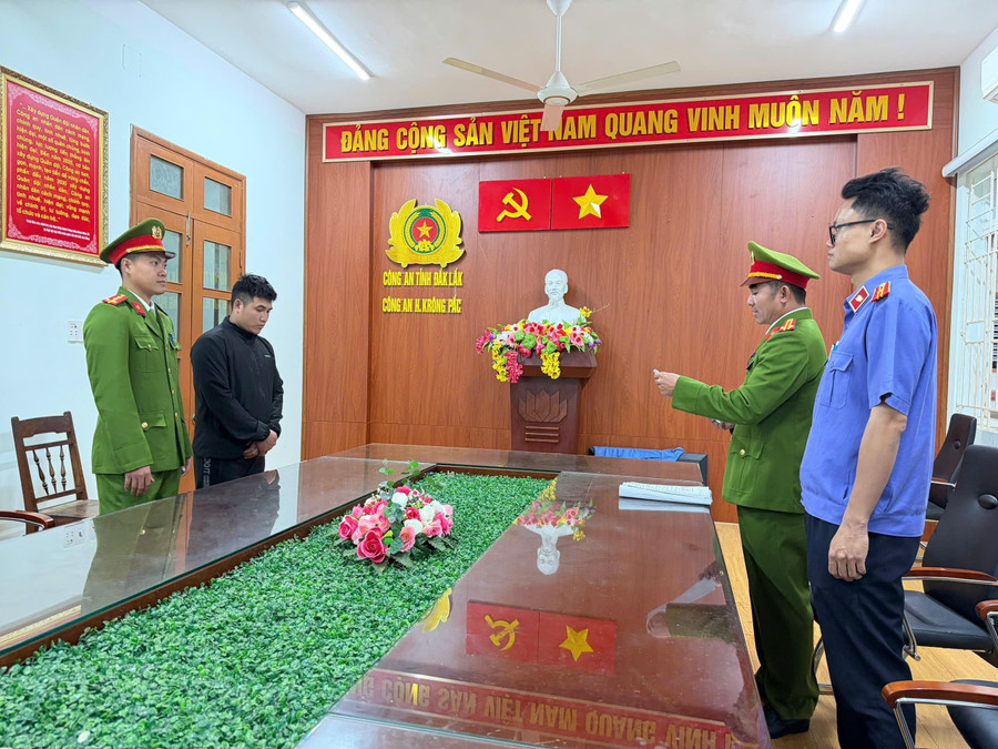 Cơ quan chức năng đọc lệnh khởi tố đối tượng Phạm Ngọc Khánh.