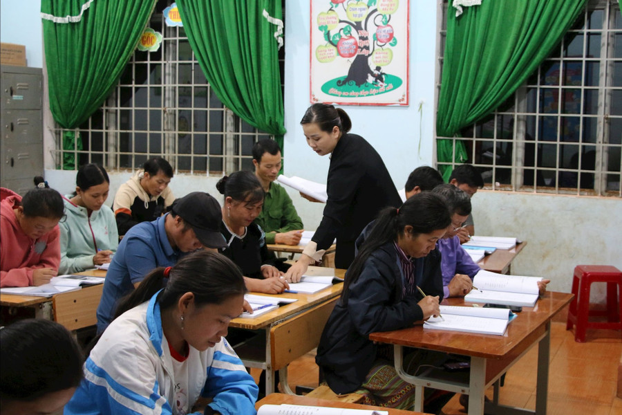 Với sự hỗ trợ của giáo viên, động viên của chính quyền địa phương, các học viên người đồng bào dân tộc thiểu số đã quyết tâm theo học lớp xóa mù chữ. img-2910.jpg
