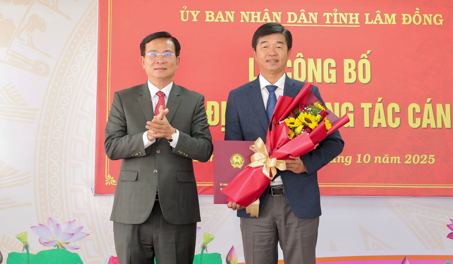 Chủ tịch UBND tỉnh Hồ Văn Mười trao quyết định bổ nhiệm cho ông Phan Nguyễn Hoàng Tân. image-2.jpg