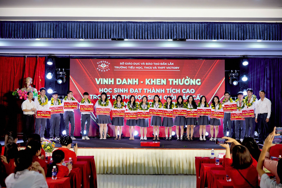 Nhiều học sinh Trường Victory đạt thành tích cao trong các kỳ thi. z7161454187275-3602ba961e7ca872fe036818b2ca4161.jpg