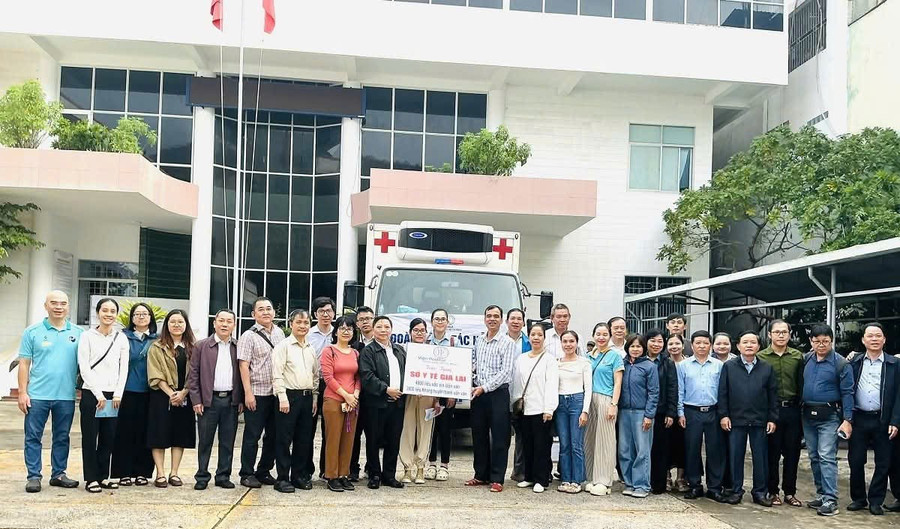 Viện Pasteur TPHCM trao vaccine cho tỉnh Gia Lai chống dịch bệnh sau lũ.