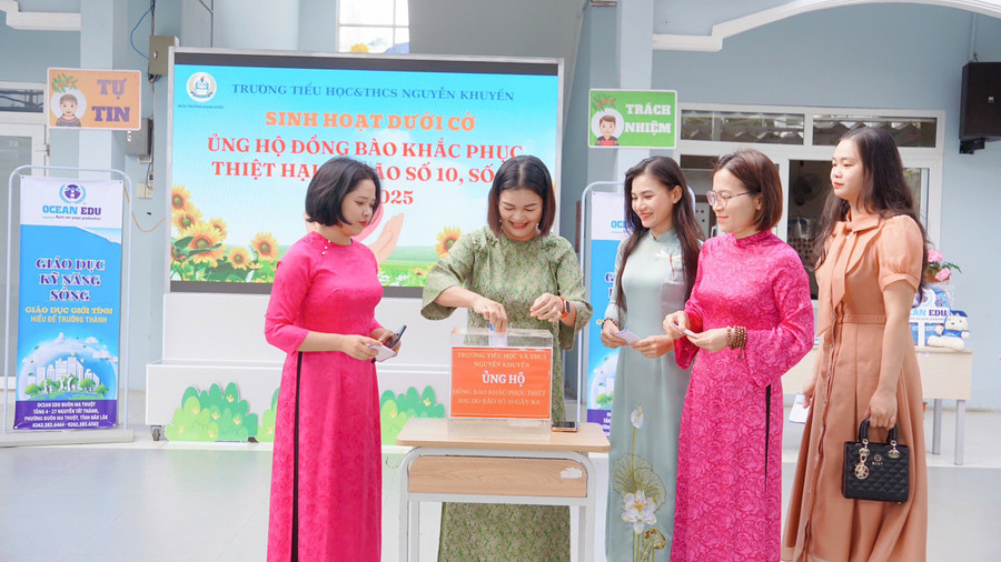 Giáo viên Trường Tiểu học & THCS Nguyễn Khuyến ủng hộ đồng bào miền Bắc chịu ảnh hưởng do bão số 10. z7138885836108-97e615476990456cfbebe4a3b218eb9a.jpg