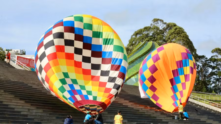Khinh khí cầu đa sắc màu tại quảng trường Lâm Viên
