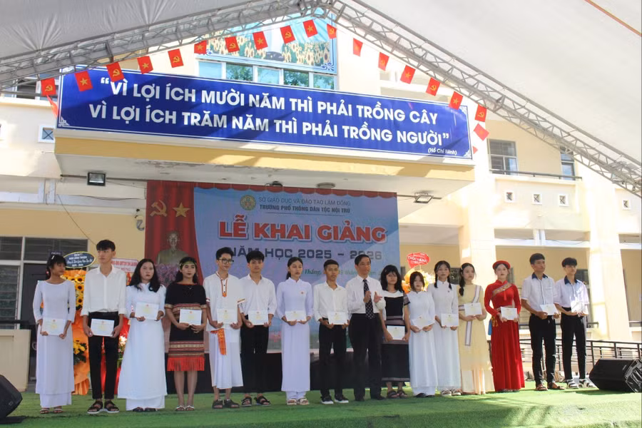 Học sinh Trường Phổ thông Dân tộc nội trú (PTDTNT) phường Hàm Thắng yên tâm học tập, rèn luyện.