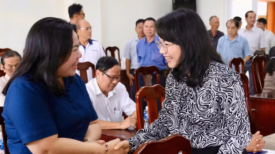 Các cử tri gặp gỡ các ứng viên ĐBQH khóa XVI.