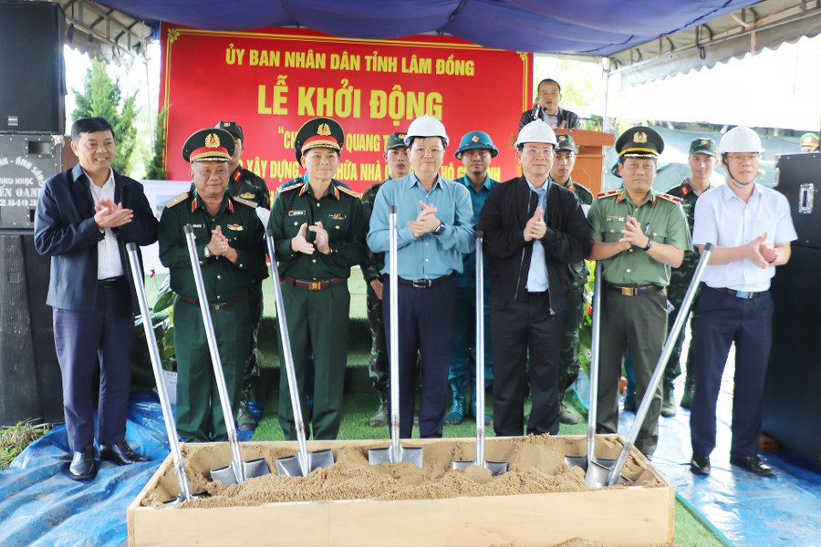 Phó Thủ tướng Mai Văn Chính và các đại biểu thực hiện nghi thức khởi công xây dựng nhà cho các hộ dân bị thiệt hại do thiên tai.