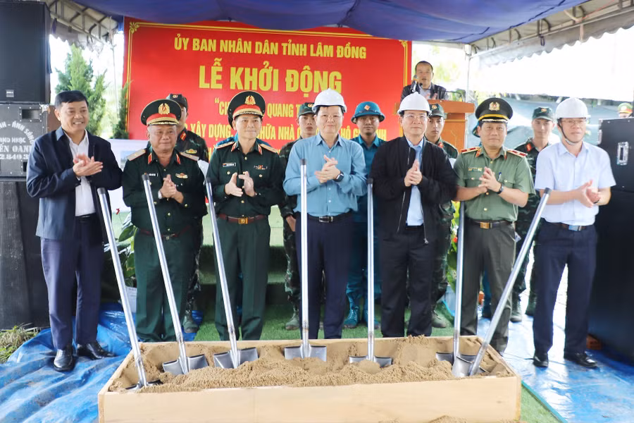 Phó Thủ tướng Mai Văn Chính và các đại biểu thực hiện nghi thức khởi công xây dựng nhà cho các hộ dân bị thiệt hại do thiên tai.