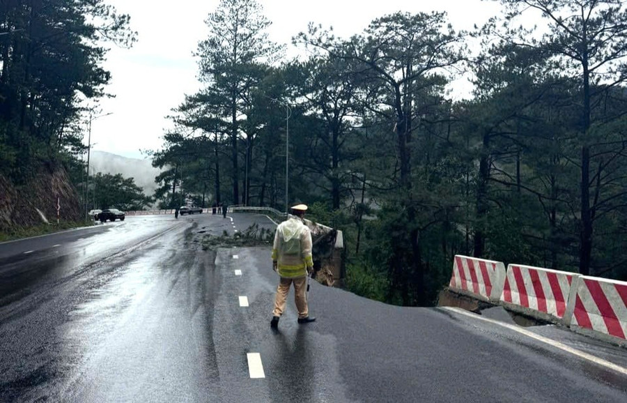 Mưa lớn kéo dài khiến Prenn (Đà Lạt) nứt đường, sạt lở.