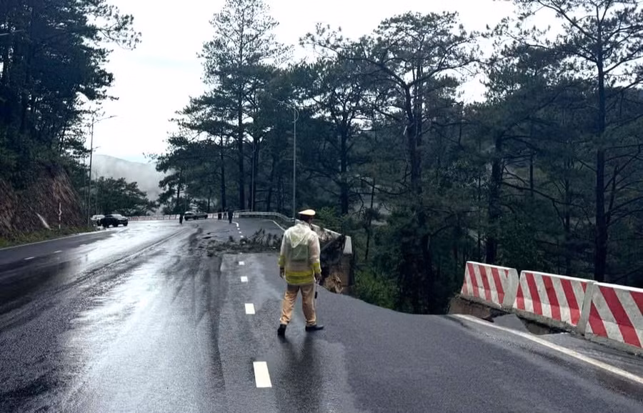 Mưa lớn kéo dài khiến Prenn (Đà Lạt) nứt đường, sạt lở.