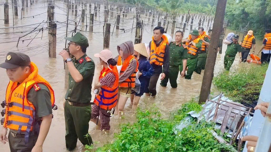 Haal mensen uit gevarenzones. z7170371041087-f248c61d2ad0b432f7aa91cb5404f9ad.jpg