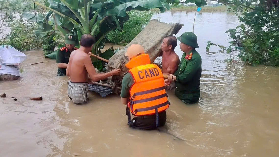 De politie hielp mensen bij het verplaatsen van hun eigendommen. z7170370974265-83757157941c50f6dbabe9013d379e7e.jpg